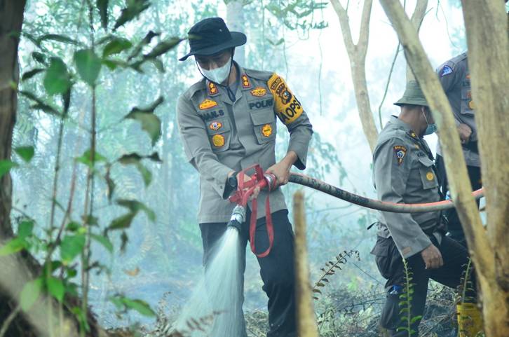 Keren, Kapolres Inhil Turun Langsung Lakukan Pendinginan Karlahut di Desa Sekawan