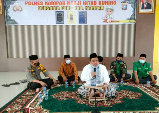 Personel Polres Kampar Bersama PCNU Kabupaten Kampar Adakan Pengajian Kitab Kuning