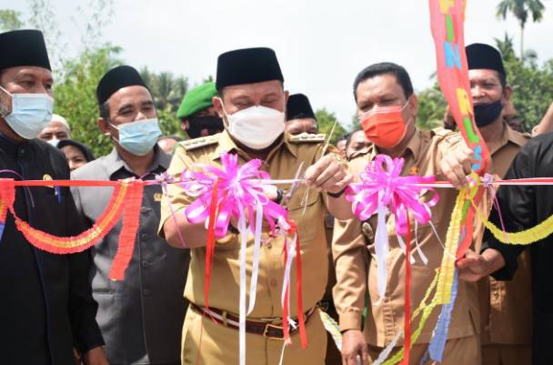 Bupati Kampar Resmikan Jembatan Gantung Arifin Ruslan di Kecamatan Kuok