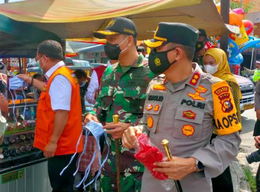 Forkopimda Kabupaten Kampar Bagikan Masker untuk Masyarakat di Kawasan Plaza Bangkinang