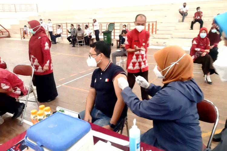 Realisasikan Sekolah Tatap Muka Juli 2021, Vaksinasi Covid-19 Diberikan kepada Guru dan Dosen