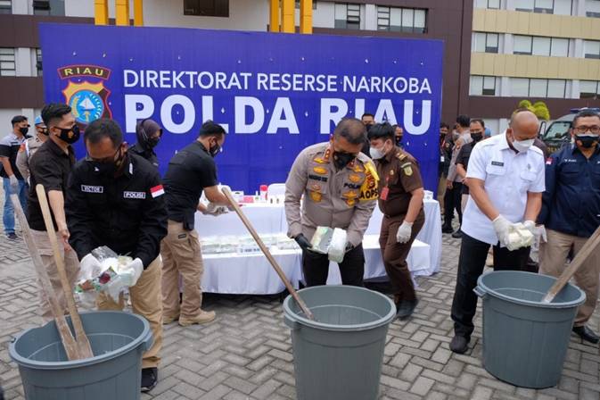 Kapolda Riau Ungkap Pelaku Tindak Pidana Narkoba Jenis Cair dan Musnahkan 20 Kg Sabu