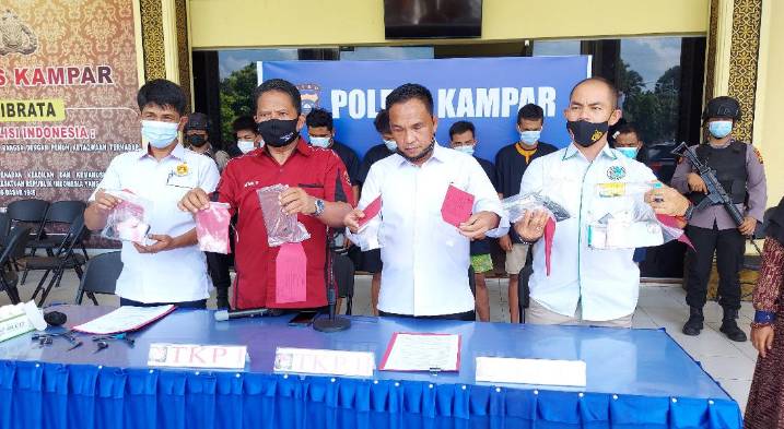 Resnarkoba Polres Kampar Tangkap 5 Tersangka di 3 TKP dengan BB Sabu dan Senjata Api