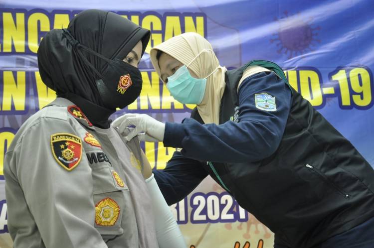 Kapolres Banjar dan Forkopimda Kota Banjar Jalani Vaksin Covid-19 di Aula RSUD Kota Banjar