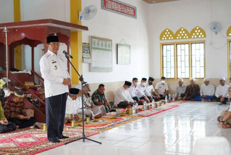 Hadiri Acara Isra Miraj di Kelurahan Sungai Perak, Bupati Inhil Ingatkan Masyarakat Pentingnya Vaksin dan Jaga Prokes