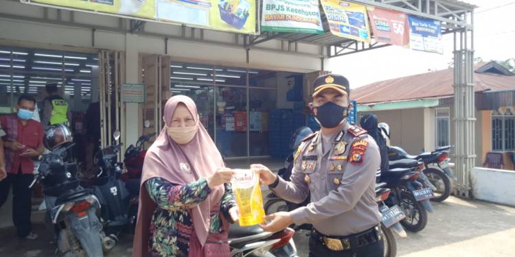 Lancarkan Program Vaksinasi, Polsek Bagan Sinembah Beri Minyak Goreng Bagi Warga yang Divaksin