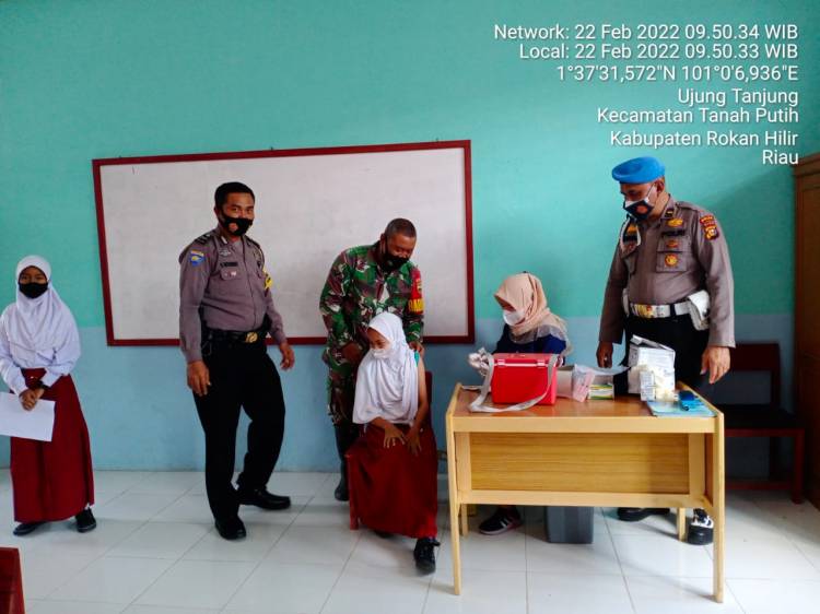 Bersama Polri, Babinsa Koramil 02/TP Dampingi Vaksinasi Pelajar SD