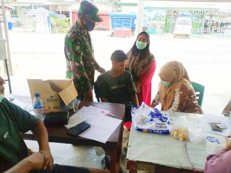 Babinsa Koramil 02/TP Terus Pantau Vaksinasi Massal