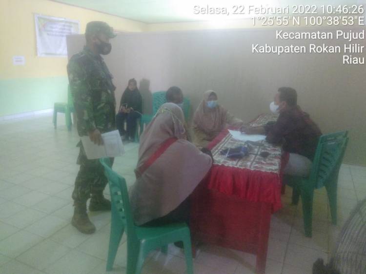 Berikan Motivasi, Babinsa Koramil 02/TP Kembali Pantau Vaksinasi Massal