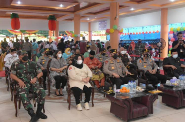 Bupati Bengkalis Kasmarni Dampingi Kapolda Riau Tinjau Vaksinasi Massal