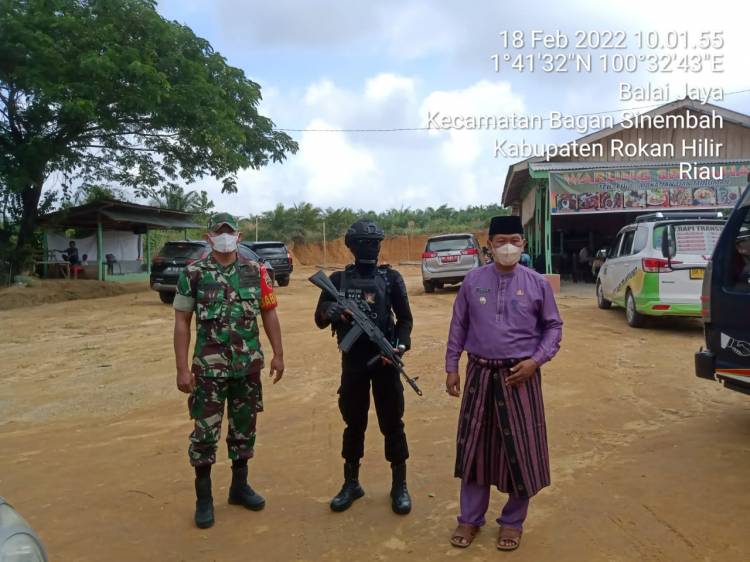 Bersama Upika, Babinsa Koramil 03/Bgs Laksanakan Razia Vaksin