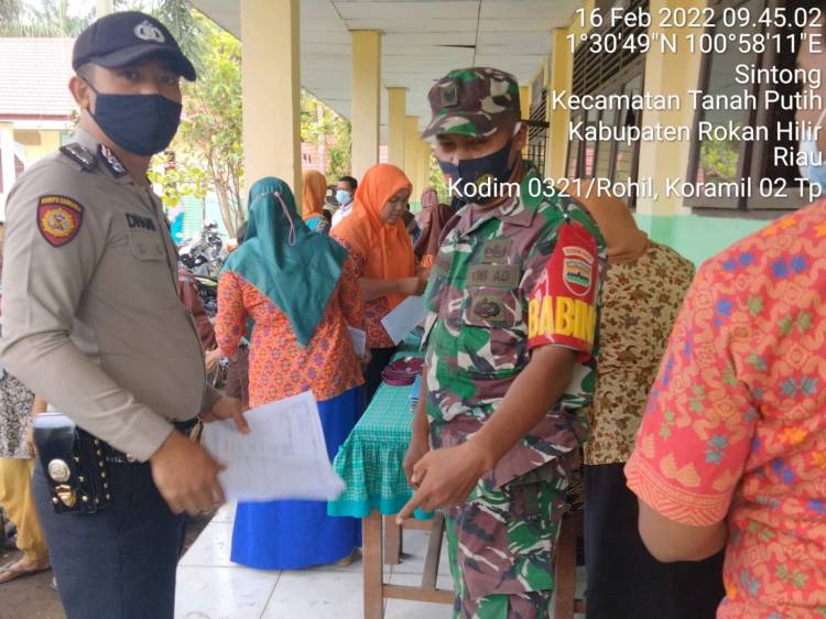 Sasar Warga Kelurahan, Babinsa Koramil 02/TP Kembali Pantau Vaksinasi 