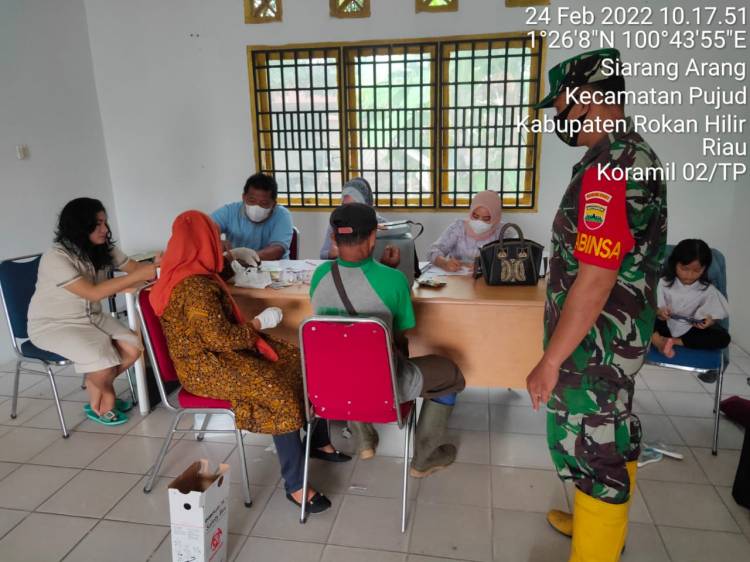Vaksinasi, Babinsa Koramil 02/TP dan Nakes Sasar Kepenghuluan dan Puskesmas 