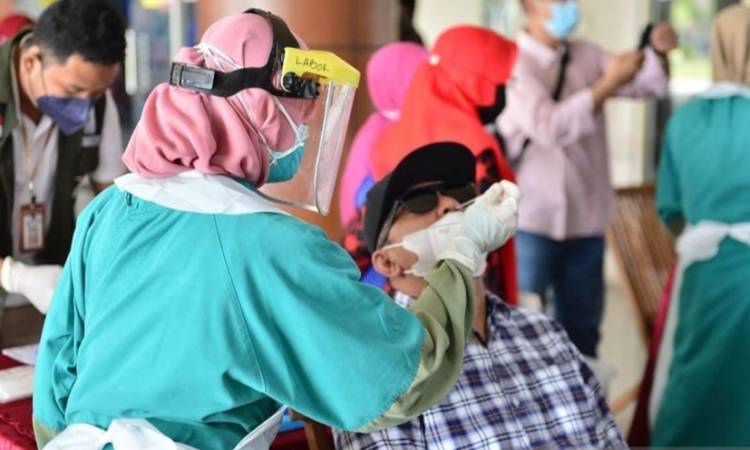 Diskes Kota Pekanbaru Temukan Dua Penumpang Pesawat di Bandara SSK II Pekanbaru Positif Covid-19