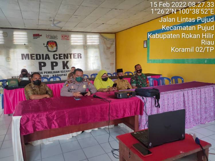 Bersama Forkopimcam Pujud, Babinsa Koramil 02/TP Ikuti Vidcon Pencapaian Vaksinasi Covid-19
