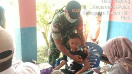 Babinsa Koramil 02/TP Kembali Dampingi Vaksinasi Pelajar Dua Sekolah Dasar 