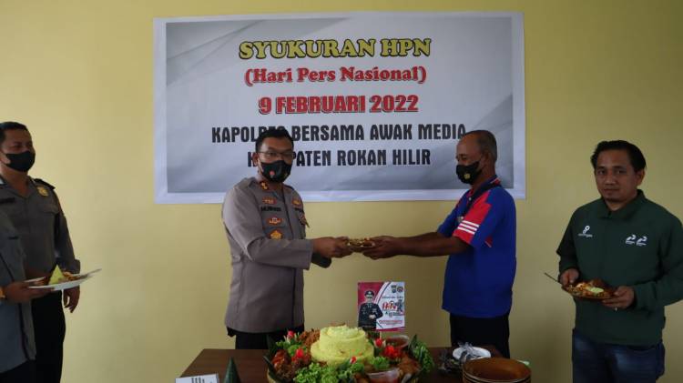Peringati HPN ke-76 Tahun, Kapolres Rohil Potong Nasi Tumpeng Sekaligus Ngopi Bareng Wartawan