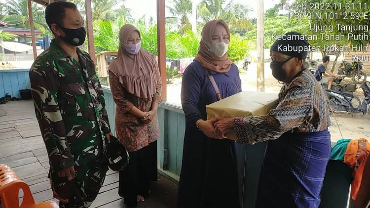 Didampingi Bati Tuud, Pengurus Ranting Persit 03 Salurkan Tali Asih Ibu Danrem 031/WB