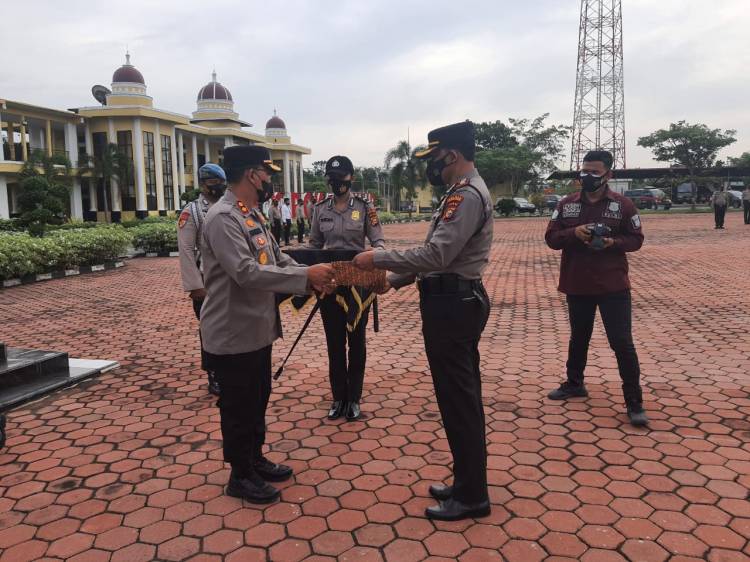 Kapolres Rohil Berikan Reward Kepada Personel yang Berprestasi