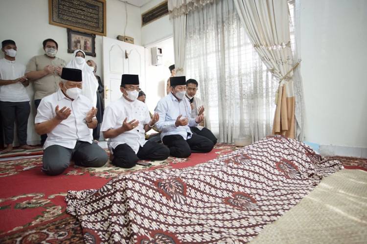 Bupati HM. Wardan Melayat ke Rumah Duka Tokoh Masyarakat Inhil yang Berpulang di Pekanbaru