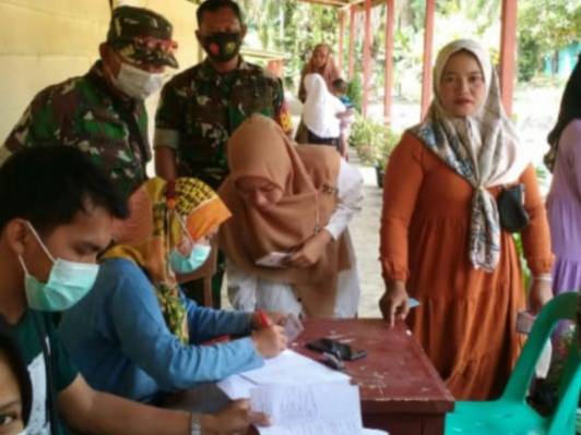 Babinsa Koramil 02/TP Pantau Vaksinasi di Dua Kecamatan