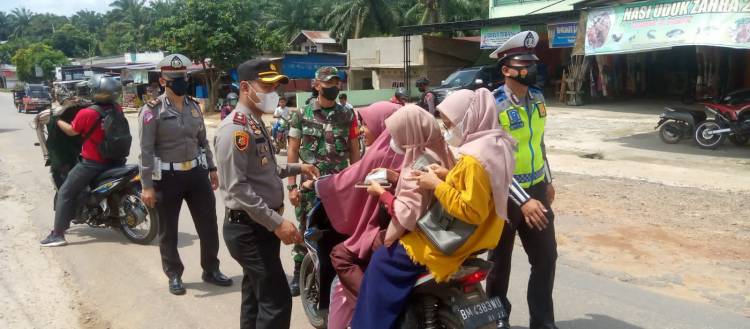 Dampingi Kanit Lantas, Kapolsek Bagan Sinembah Turun Langsung Dalam Giat Vaksinasi On The Spot