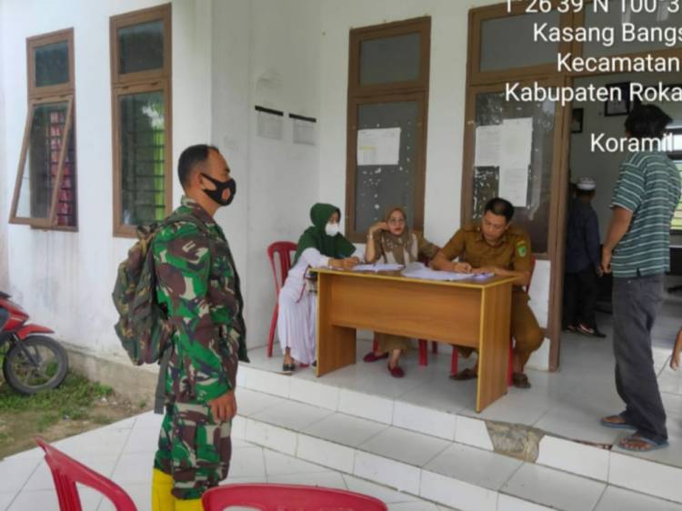 Babinsa Koramil 02/TP Pantau Vaksinasi di Sejumlah Lokasi