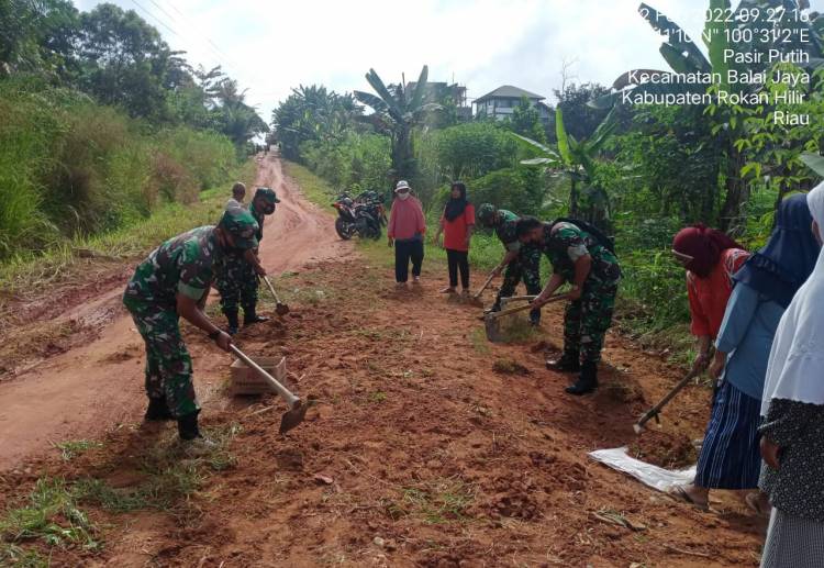 Ciptakan Kebersamaan, Babinsa dan Warga kembali Goro Pembersihan Jalan dan Parit