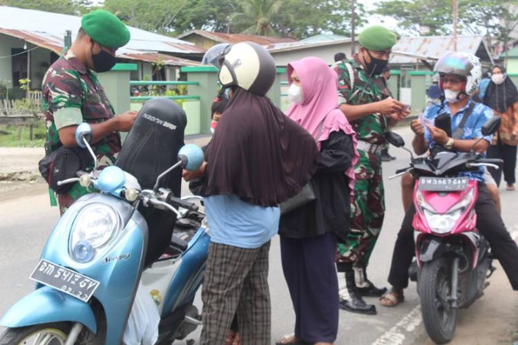 Kodim 0314/lnhil Sosialisasi Pentingnya Vaksinasi Covid-19 ke Pengguna Jalan