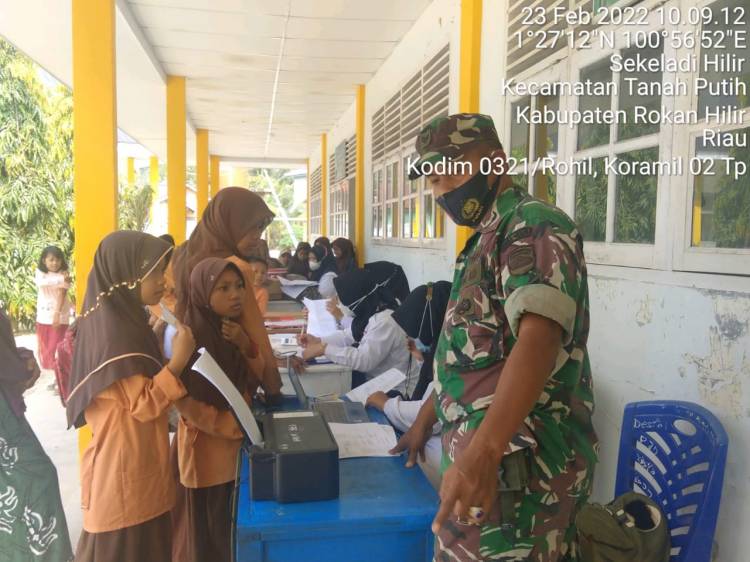 Babinsa Koramil 02/TP Kembali Dampingi Vaksinasi Pelajar Sekolah Dasar di Sekeladi