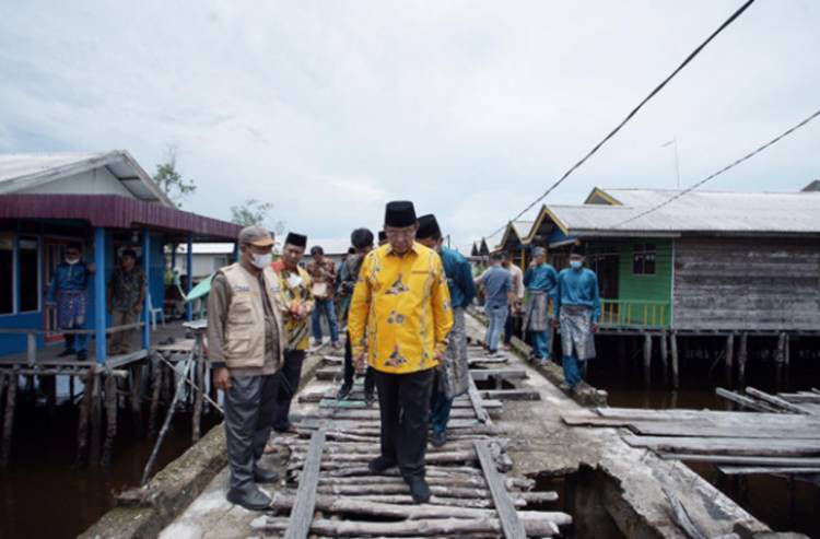 Bupati Inhil HM. Wardan Tinjau Ruas Jalan Igal - Mandah yang Kondisinya Rusak Parah