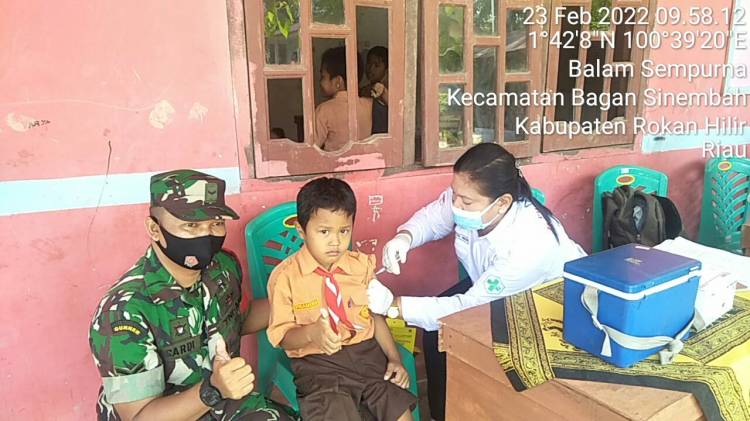 Babinsa Koramil 03/Bgs Kembali Dampingi Vaksinasi Pelajar SDN 003 