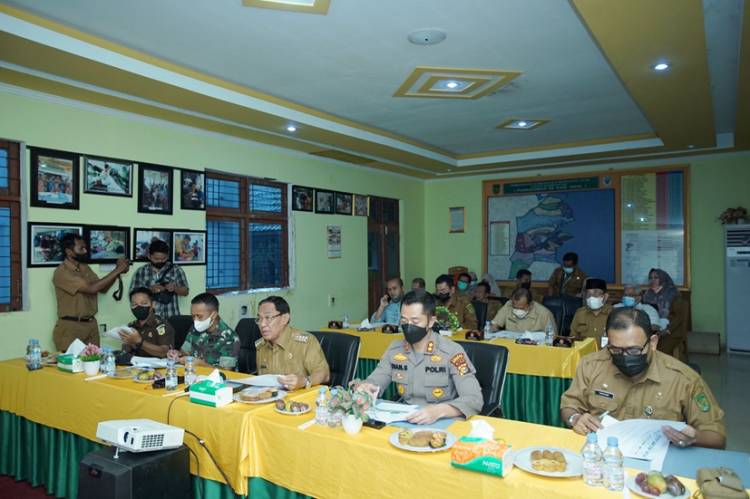 Bupati Inhil HM.Wardan Pimpin Rapat Evaluasi Vaksinasi Secara Virtual