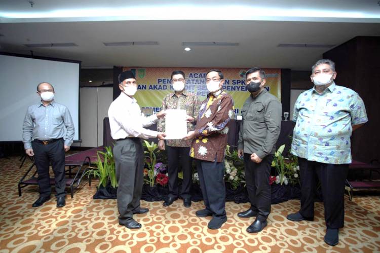 Bupati Inhil Hadiri Penandatanganan SPK dan Akad Kredit Petani Plasma dengan Bank BCA Syariah