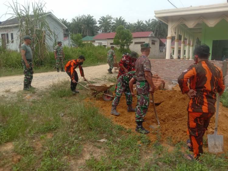 Jalin Kemitraan, Babinsa Koramil 03/Bgs Bersama Warga dan Ormas Goro di Mesjid