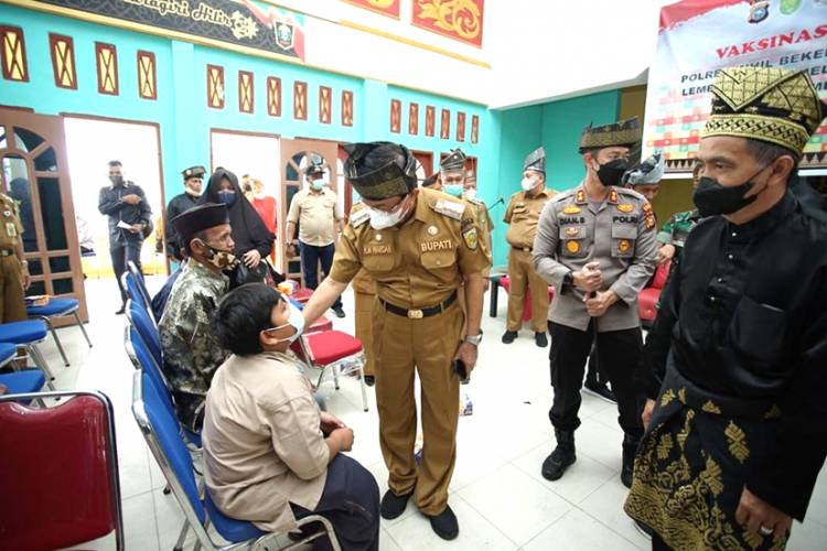Bupati HM. Wardan Buka Vaksinasi Massal Kolaborasi dengan Polres dan LAMR Inhil