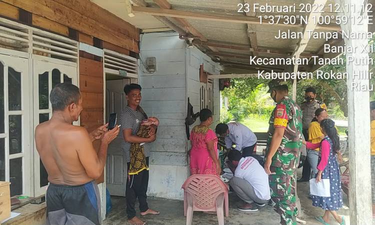 Babinsa Koramil 02/TP dan Nakes Vaksin Door to Door