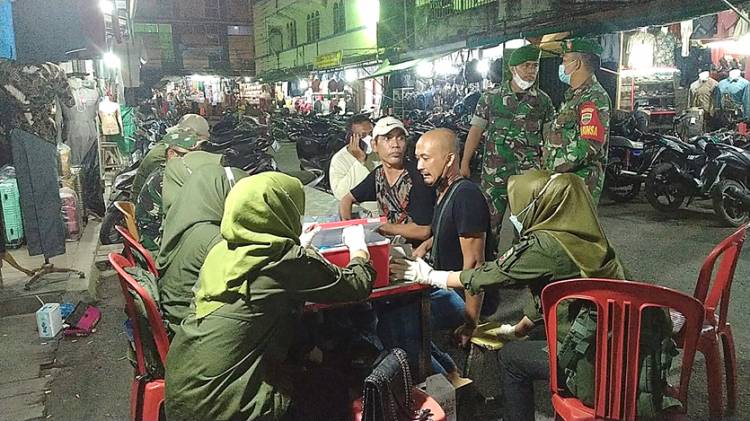 Percepat Terbentuknya Herd Immunity, Kodim 0314/Inhil Lakukan Serbuan Vaksinasi Malam Hari