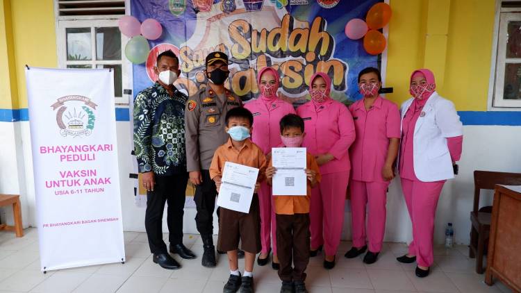 Kapolsek Bagan Sinembah Sambangi Vaksinasi Anak di SDN 005 dan Berikan Bingkisan Kepada Nakes