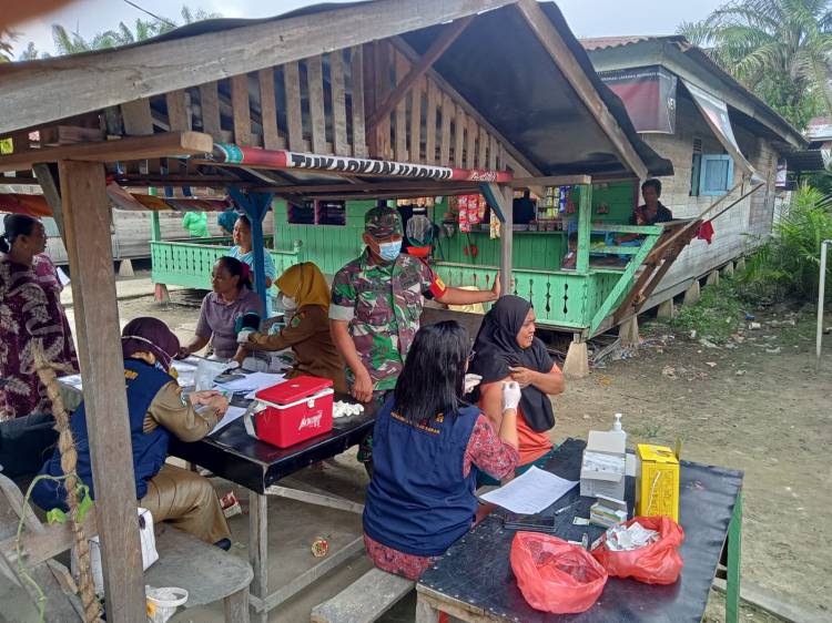Babinsa Koramil 02/TP Kembali Berikan Pendampingan Vaksinasi Nakes