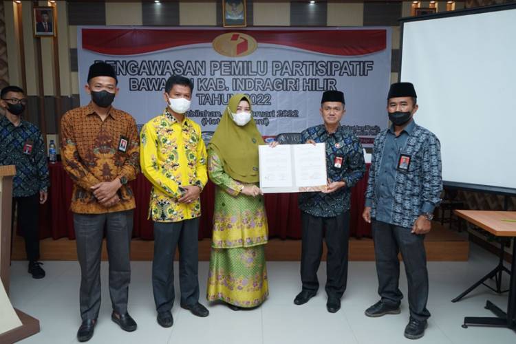 Ketua Muslimat NU Kabupaten Inhil Hj. Zulaikhah Wardan Laksanakan MoU dengan Bawaslu Inhil