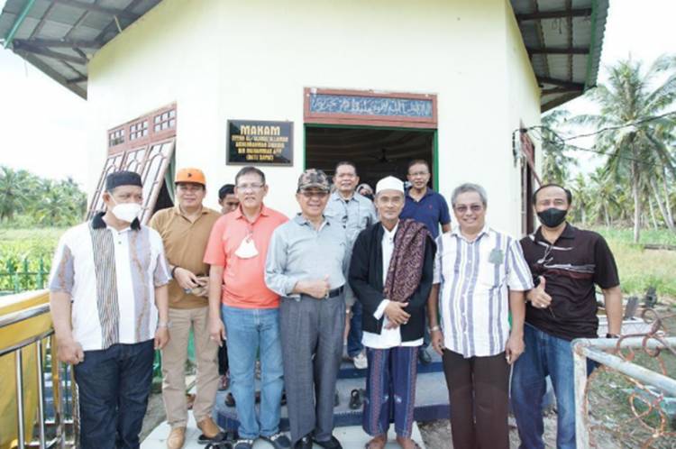 Alumni APDN Diajak Bupati Inhil HM. Wardan Wisata Religi Ziarah ke Makam Tuan Guru Sapat 
