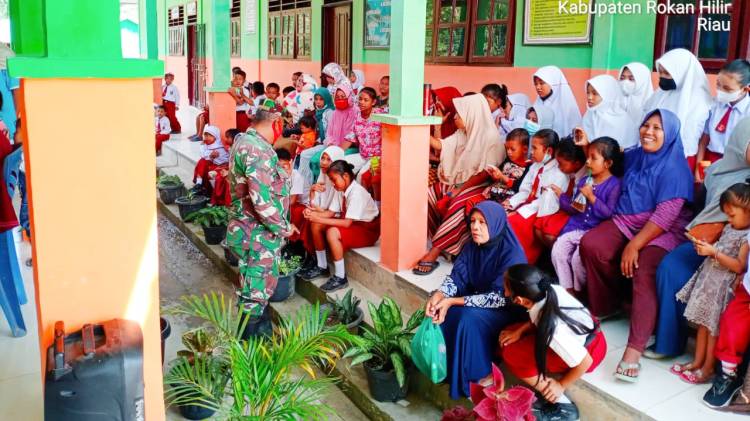 Babinsa Koramil 02/TP Terus Dampingi Vaksinasi Pelajar SD