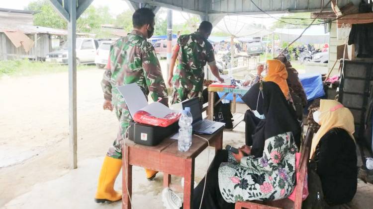 Geber Program Pemerintah, Babinsa Koramil 02/TP Kembali Dampingi Vaksinasi di Pasar Tradisional