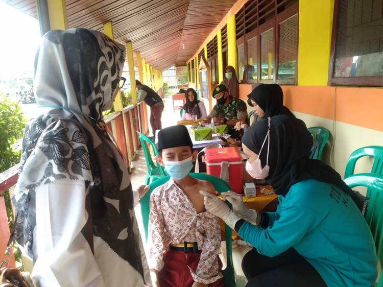 Kodim 0314/lnhil Kembali Laksanakan Sosialisasi dan Vaksinasi Jemput bola ke Sekolah-sekolah