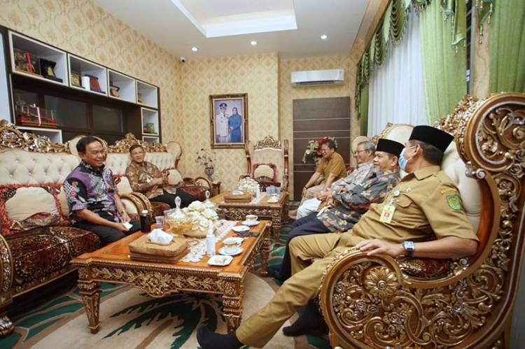 Suasana Hangat Penuh Keakraban Warnai Kunjungan Alumni APDN ke Bupati Inhil dan Istri