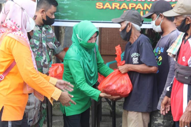 Kodim 0314/lnhil Berikan Sarapan Pagi dan Paket Sembako ke Warga Terdampak Pandemi