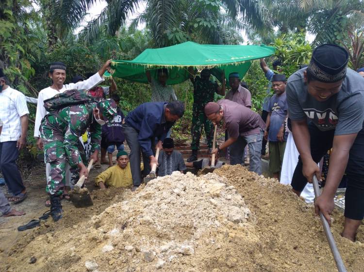 Ta'ziah Purnawirawan TNI-AD, Personil Koramil 02/TP Juga Bantu Prosesi Pemakaman
