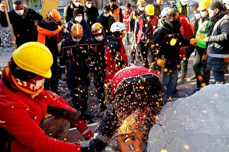 6 Hari Terkubur di Reruntuhan Bangunan, Tiga Korban Gempa Turki Ditemukan Selamat 