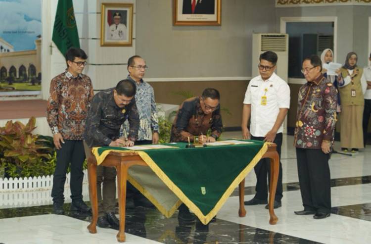 Bupati Inhil HM Wardan Hadiri Penyerahan Sertipikat Tanah oleh Menteri ATR/BPN RI